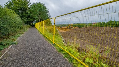 Staffs-Uni-NR-PLGM-F24_9756r1-1 15th August 2024: Staffordshire University Nature Reserve: Footpath at the eastern side leading to Lordship Lane: passing building works: © 2024 Paul L.G....